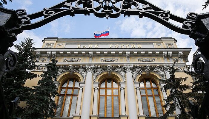 Центробанк России принял решение приостановить покупку долларов на внутреннем рынке до конца текущего года